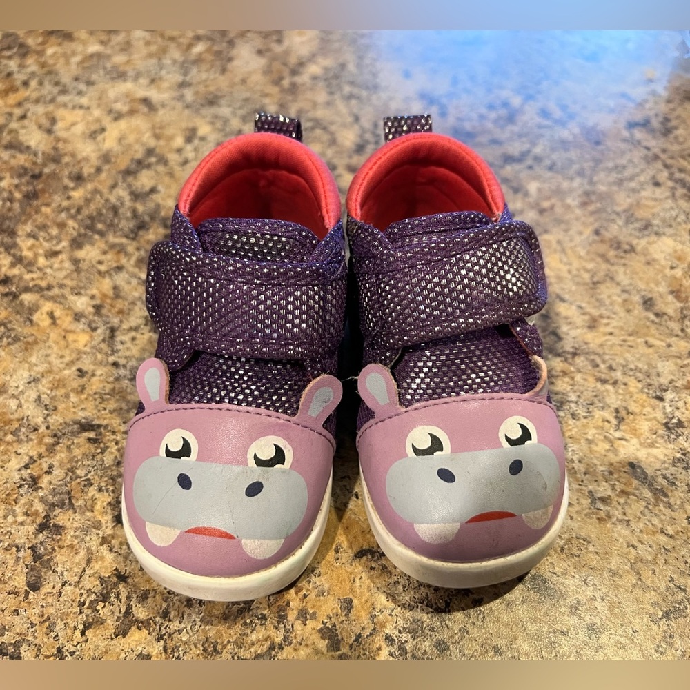 Ikiki Toddler size 4 squeaker shoes